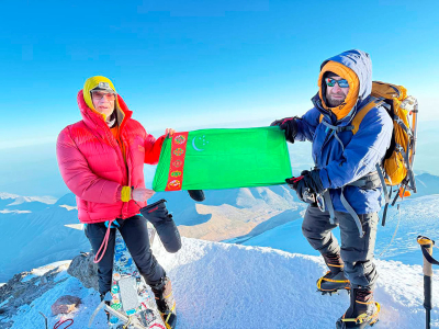 Elbrus belentliginde Türkmenistanyň Döwlet baýdagy galdyryldy