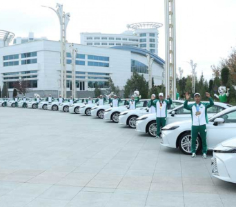 Hormatly Prezidentimiz halkara ýaryşlaryň ýeňijilerine pul baýraklaryny hem-de awtoulaglary gowşurdy